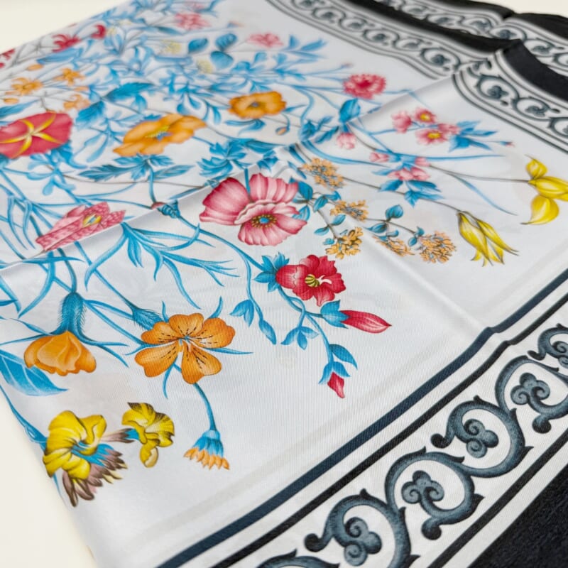 ジムトンプソンスカーフ（Jim Thompson scarf）-花柄｜ホワイト・濃紺